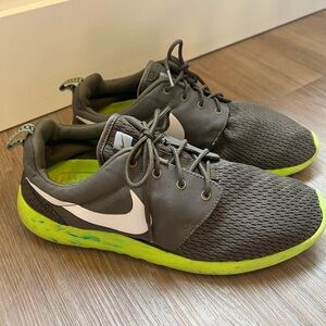 Nike Roshe Run Olive Green Volt Sneakers Men’s Size 10 Running Shoes
